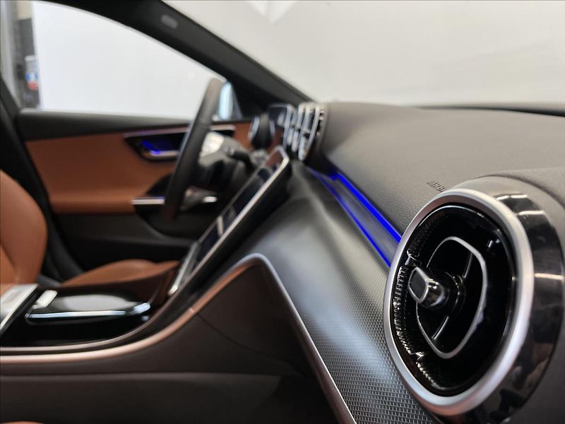 Mercedes-Benz Třídy C 300 4MATIC kombi - fotka 17 z 22