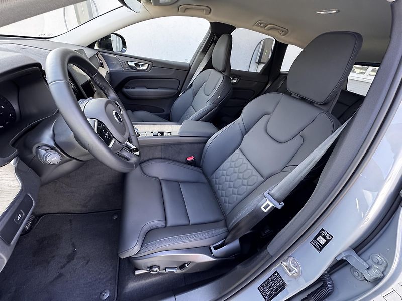 Volvo XC60 B5 AWD PLUS/360/1 maj/ + kola - fotka 11 z 49