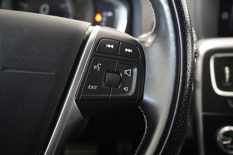 Volvo V60  2,0 T4 R-DESIGN AUTOMAT - fotka 19 z 33