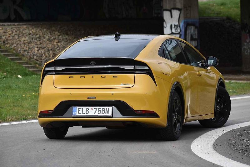 Se žlutým lakem vypadá nová Toyota Prius skoro jako sportovní auto