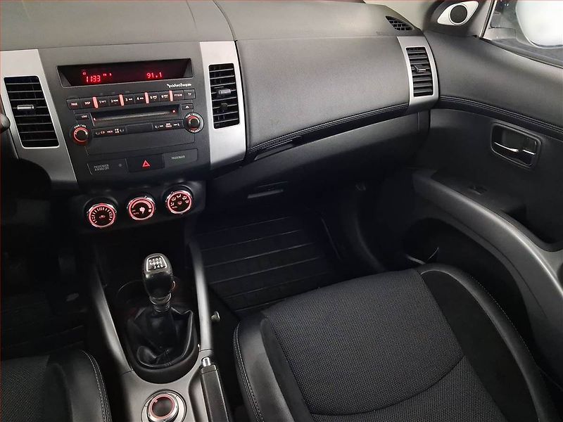Mitsubishi Outlander (2013) 2.2 DI-D, 4X4, 7 míst - fotka 8 z 21