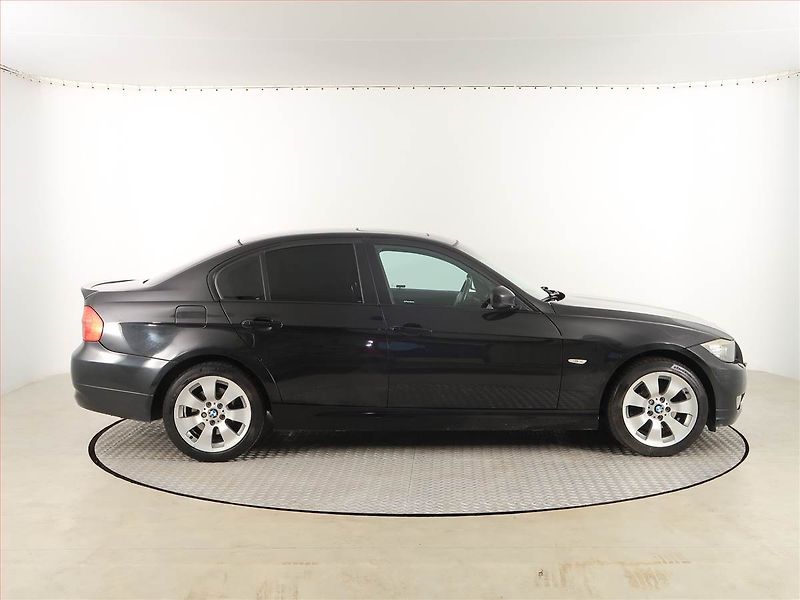 BMW Řada 3 (2010) 320 d xDrive, 4X4, Automat - fotka 6 z 17
