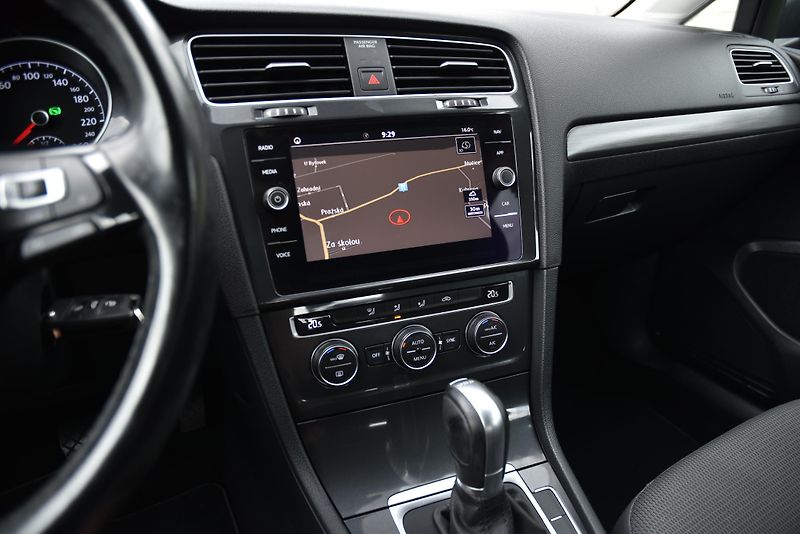 Volkswagen Golf 1.6 TDi CR DSG COMFORTLINE,NAV - fotka 20 z 50