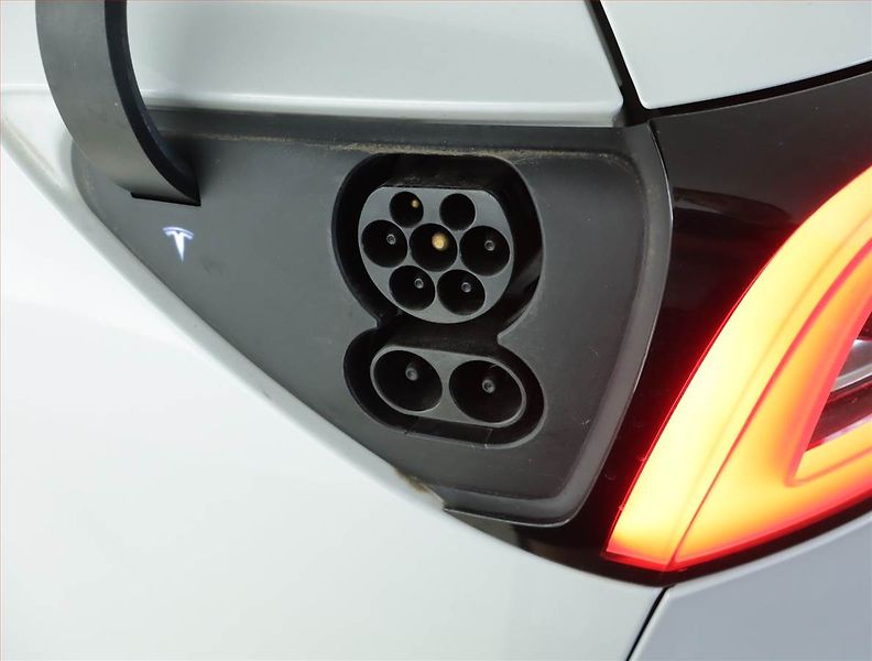 Tesla Model 3 (2019) Long Range 4WD 78kWh, SoH 83% - fotka 22 z 23
