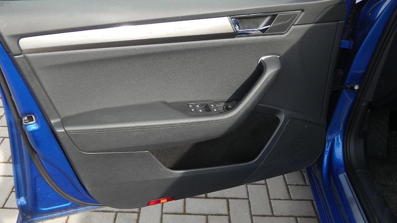 Škoda Superb Combi 1.5 TSI DSG Style - fotka 8 z 27