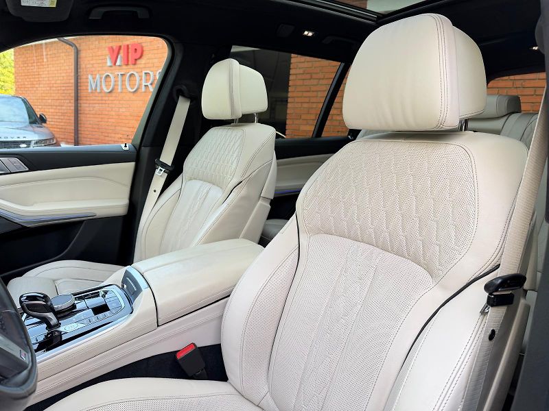 BMW X7 M50xD-R22-PANO-H&K-ČR-TOP STAV - fotka 12 z 53