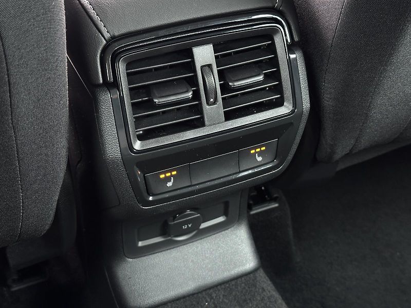 Škoda Karoq 1.5TSi DSG 150PS LED V.Cockpit - fotka 31 z 38