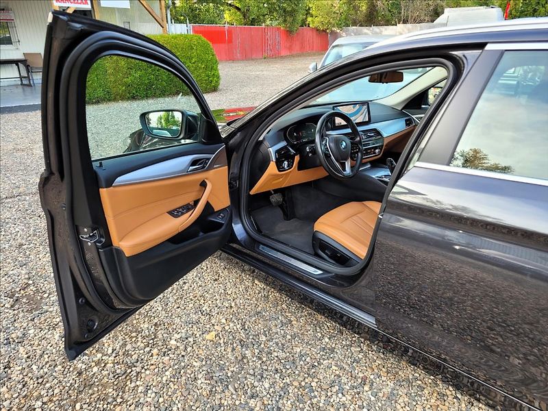 BMW Řada 5 2,0 HEV,LED,Navi,kůže,výhřev - fotka 7 z 49