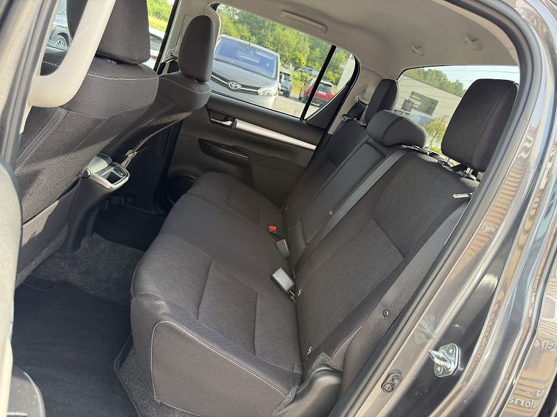 Toyota Hilux 2.8D, Executive, DPH, 8tis km - fotka 9 z 26
