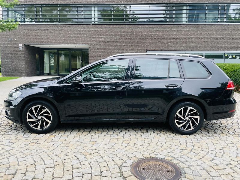 Volkswagen Golf 1.0TSI MANUÁL VÝHŘEV TAŽNÉ  - fotka 15 z 38