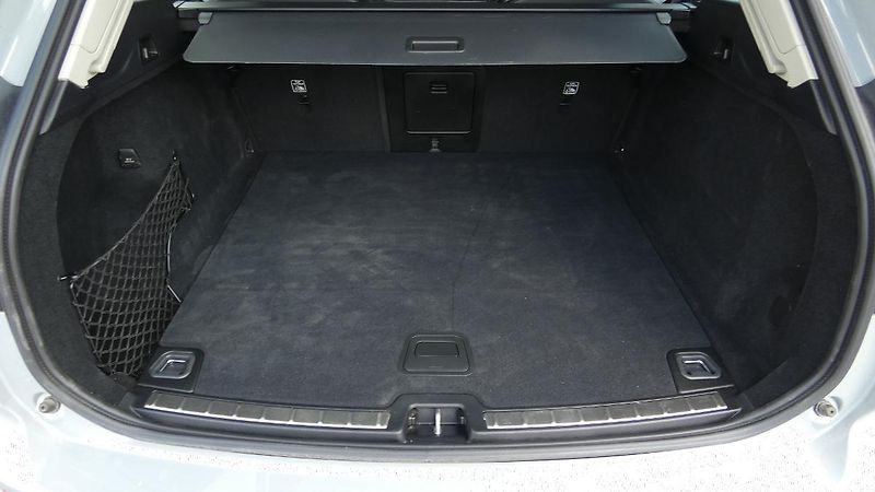 Volvo XC60 B4 mHEV AWD Plus Dark - fotka 19 z 22