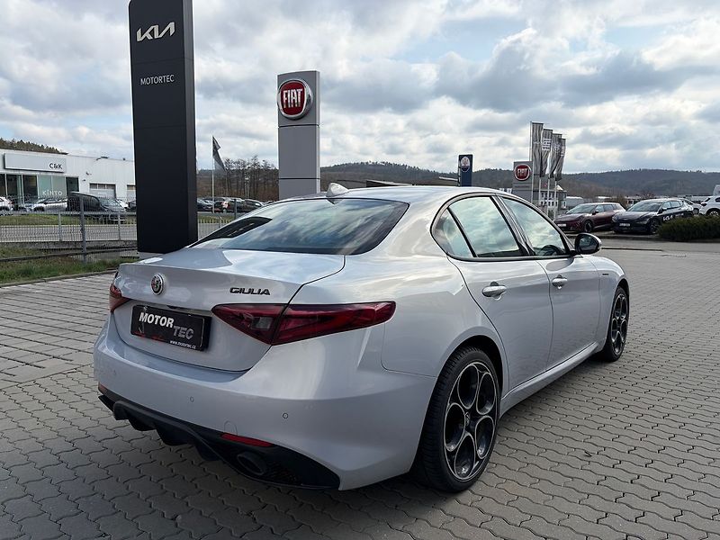 Alfa Romeo Giulia 2.0T 280k AWD Veloce AT8 - fotka 3 z 11