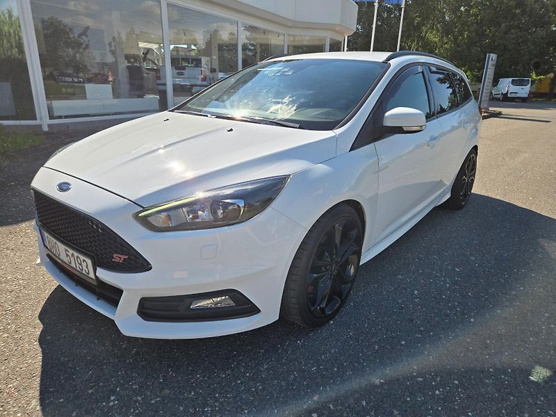 Ford Focus (2017) ST kombi 184kw - fotka 2 z 21