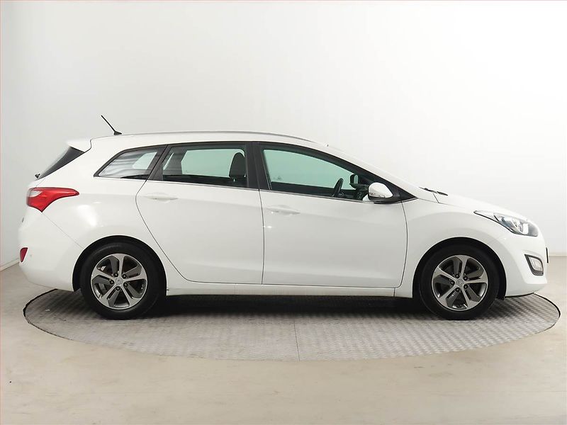 Hyundai i30 (2015) Weekend 1.6 CRDi, ČR,1.maj - fotka 6 z 16