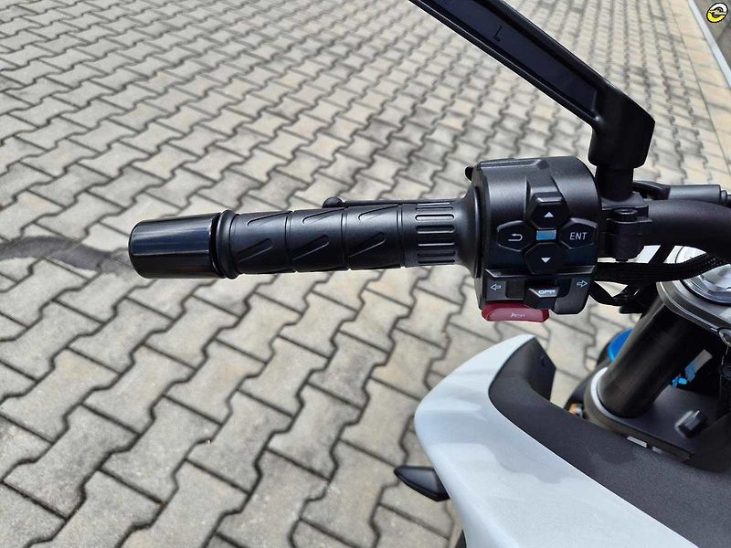 CFMOTO 450 NK (2026) E5+ - fotka 16 z 19