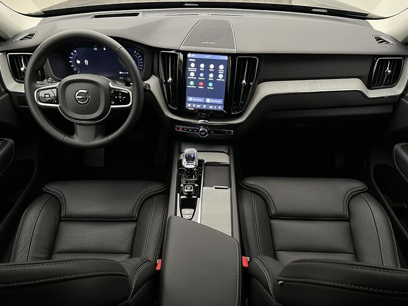 Volvo XC60 B5 AWD DARK PLUS AUT  - fotka 2 z 45