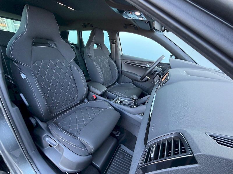 Škoda Karoq (2024) 2.0 TSI 140kW 4x4 SportLine - fotka 30 z 35