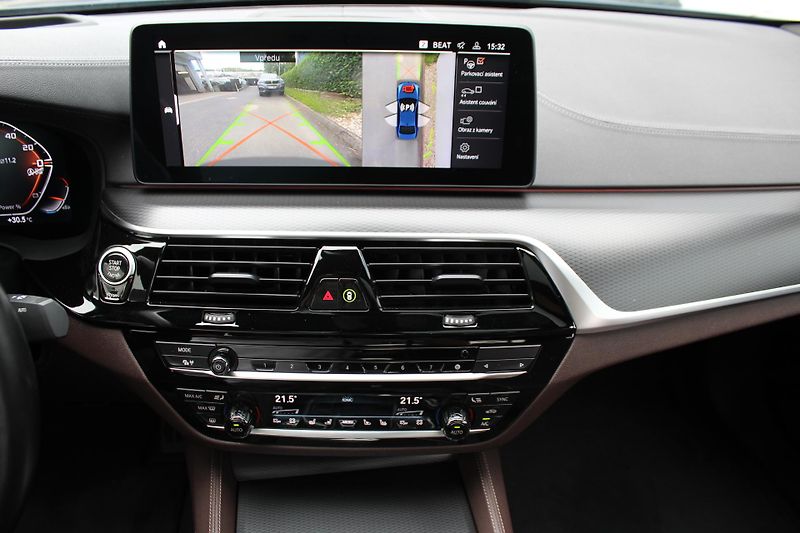 BMW Řada 5 M550i xDrive Sedan - fotka 5 z 28