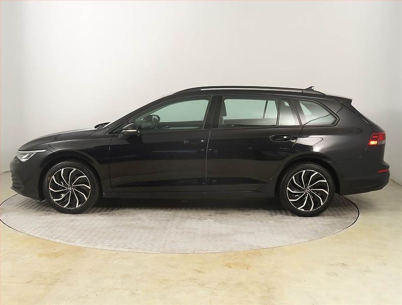 Volkswagen Golf (2021) Life 1.5 TSI, ČR,1.maj - fotka 3 z 21