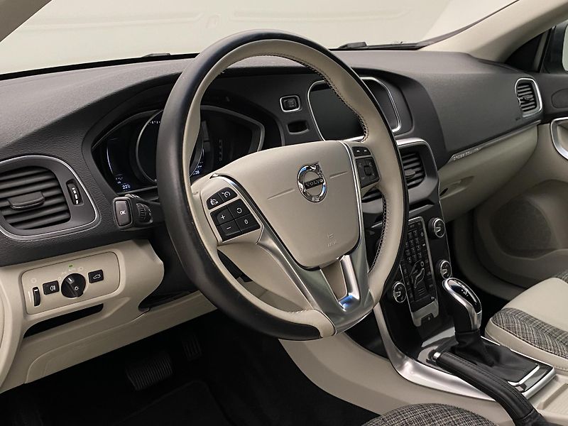 Volvo V40 CC D3 MOMENTUM AUT  - fotka 17 z 43
