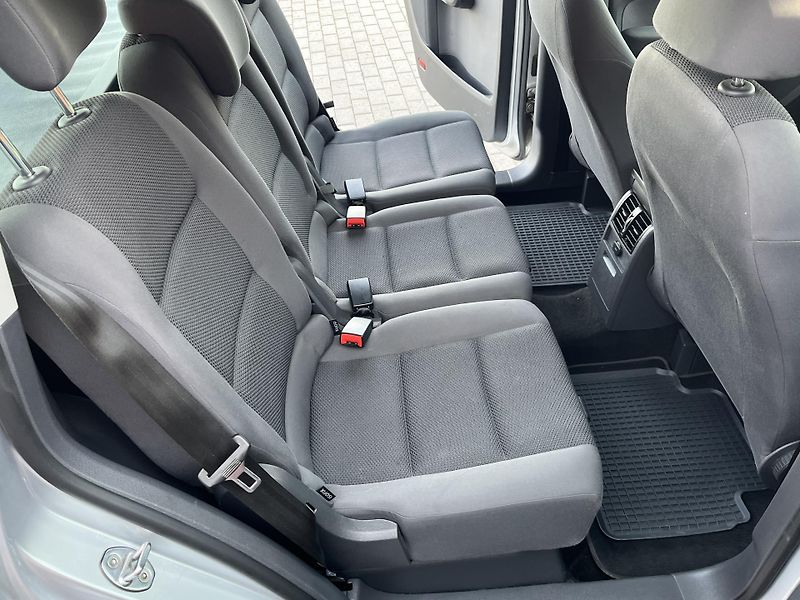 Volkswagen Touran 1.6 TDi DSG Serviska - fotka 13 z 37
