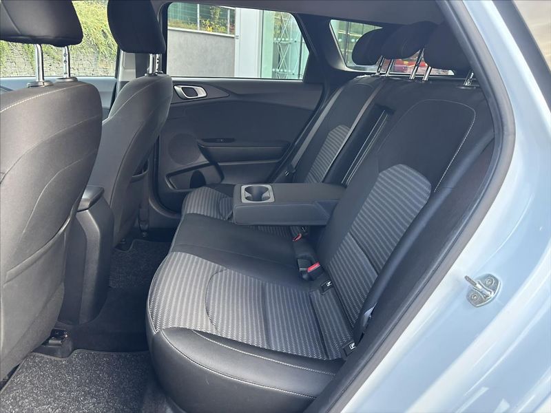 Kia Ceed 1,5 TGDi 118kW TOP ZÁRUKA NAVI - fotka 12 z 39