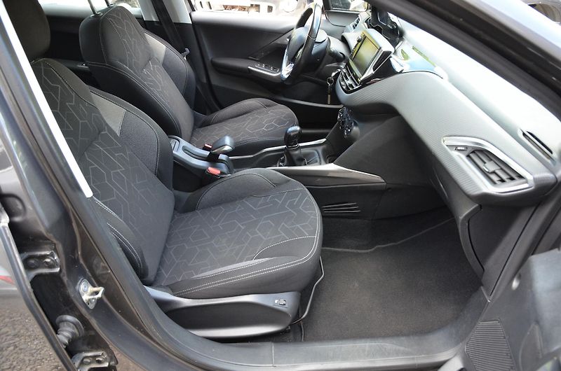 Peugeot 2008 (2017) 1.2 PT 60kW KLIMA / TAŽNÉ - fotka 7 z 28