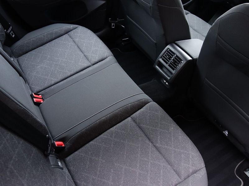 Volkswagen Golf (2021) 1.0eTSI 81kW DSG -VÝBAVA-LED - fotka 31 z 40