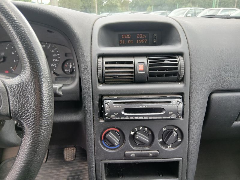Opel Astra 1.2i - fotka 16 z 23
