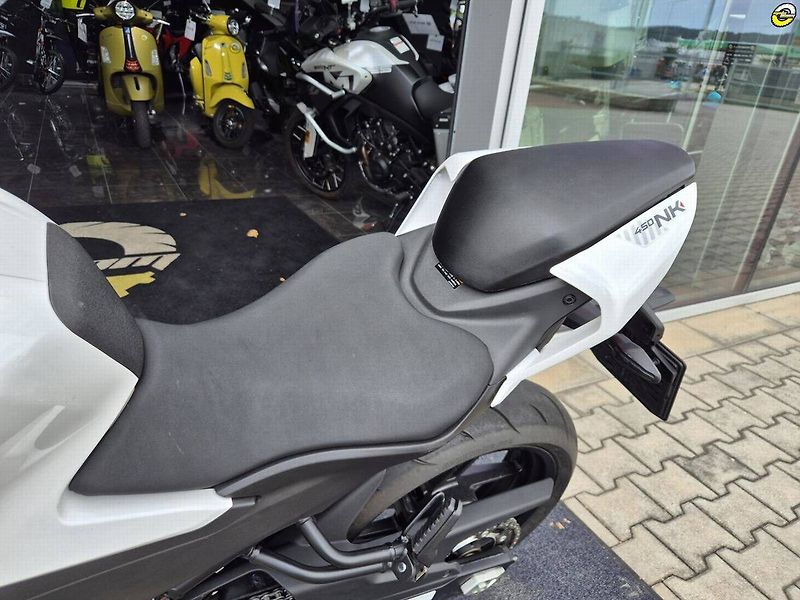 CFMOTO 450 NK (2026) 2026) – 1.majitelka, ZÁRUKA 20 - fotka 12 z 20