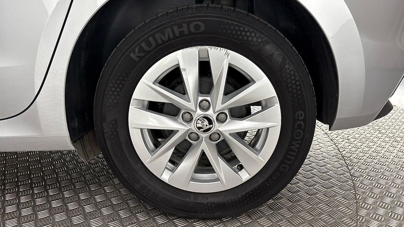 Škoda Fabia 1.0 TSI Style - fotka 19 z 23