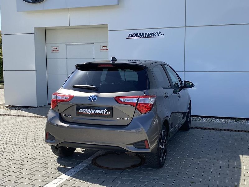 Toyota Yaris SELECTION 1.5 HYBRID 74kW CVT - fotka 9 z 16