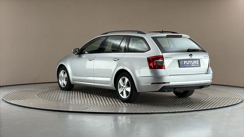 Škoda Octavia 1.6 TDI Ambition Combi - fotka 2 z 24