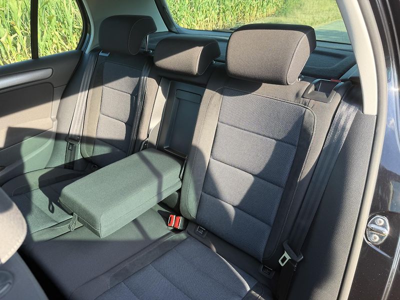 Volkswagen Golf (2011) VI 1,4i16V STYLE 1 MAJITEL - fotka 35 z 66