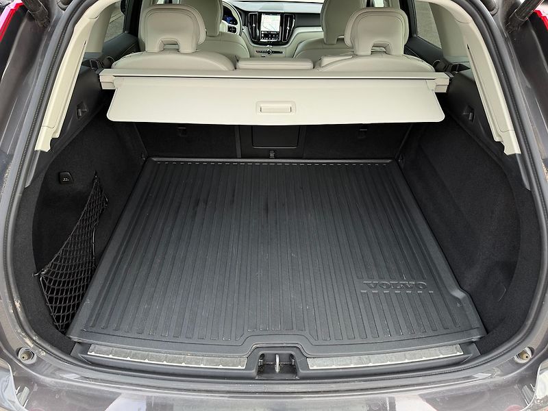 Volvo XC60 B5 AWD PLUS, LIGHT PAKET, ACC - fotka 15 z 24
