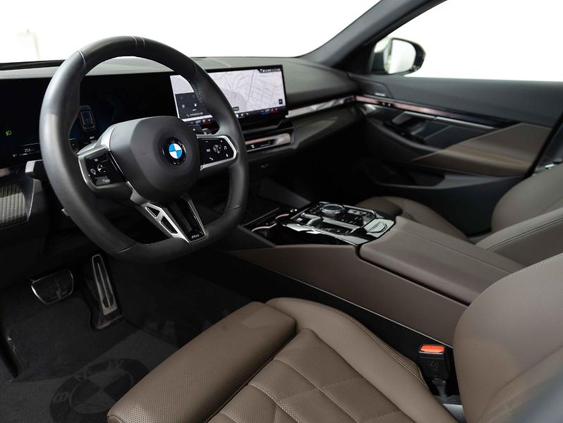 BMW Řada 5 540d xDrive Touring - fotka 11 z 23