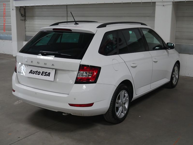 Škoda Fabia (2022) 1.0 TSi, ČR, Ambition, zámek - fotka 6 z 19