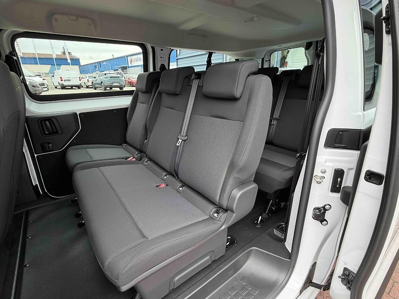 Peugeot Expert (2026) Combi L3 2.2 BlueHDi 150 MAN6 - fotka 8 z 22