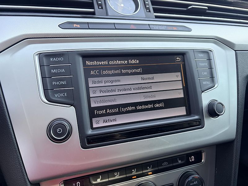 Volkswagen Passat 2.0TDI 110KW MANUAL PANORAMA - fotka 28 z 44