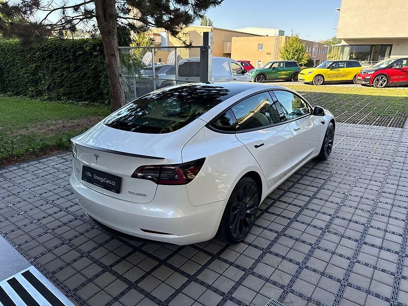 Tesla Model 3 Performance - fotka 37 z 39