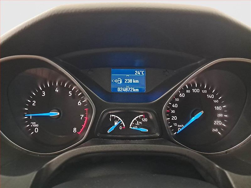Ford Focus (2017) 1.6 i, Tempomat - fotka 11 z 15