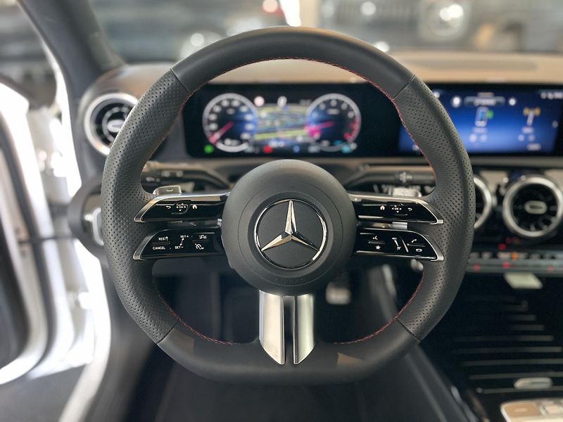 Mercedes-Benz Třídy A 180 AMG - fotka 17 z 28