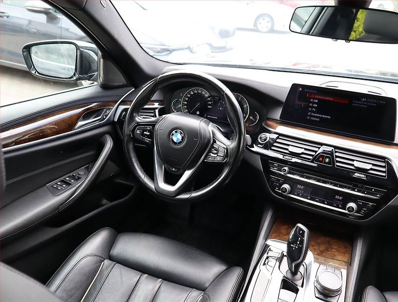 BMW Řada 5 (2017) 530d xDrive - fotka 7 z 27