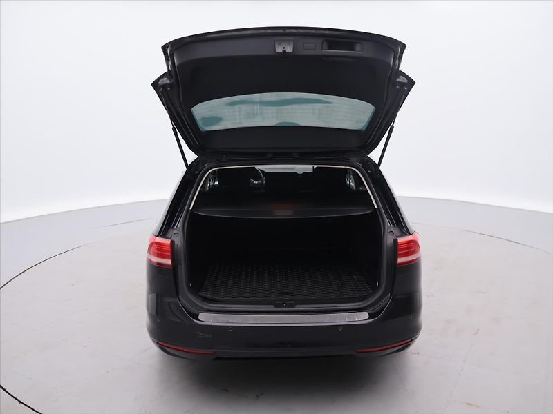 Volkswagen Passat 2,0 TDI 110kW Comfortline Navi - fotka 9 z 31