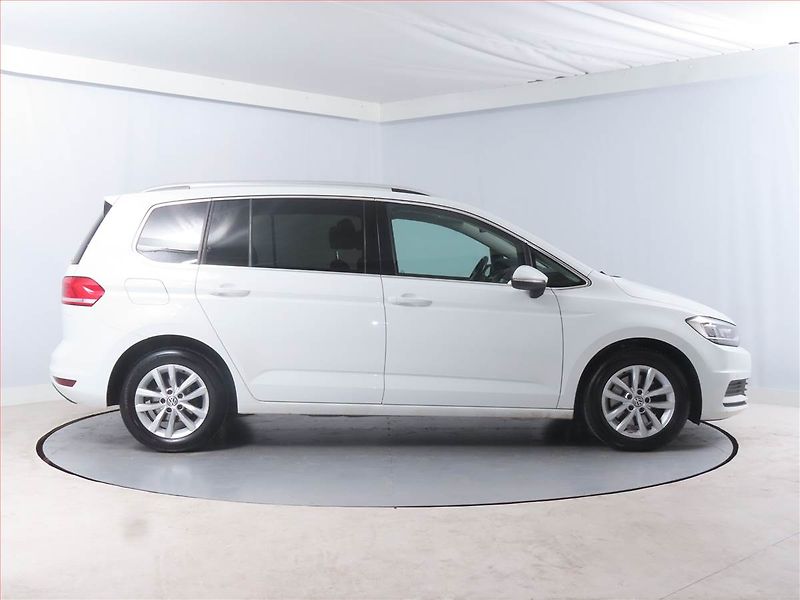 Volkswagen Touran (2018) Comfortline 2.0 TDI, ČR,1.maj - fotka 6 z 15