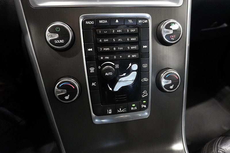 Volvo XC60 2,4 D5 AWD AUTOMAT - fotka 27 z 38
