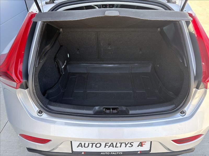 Volvo V40 1,6 D 84 kw. Č.R. - fotka 19 z 25