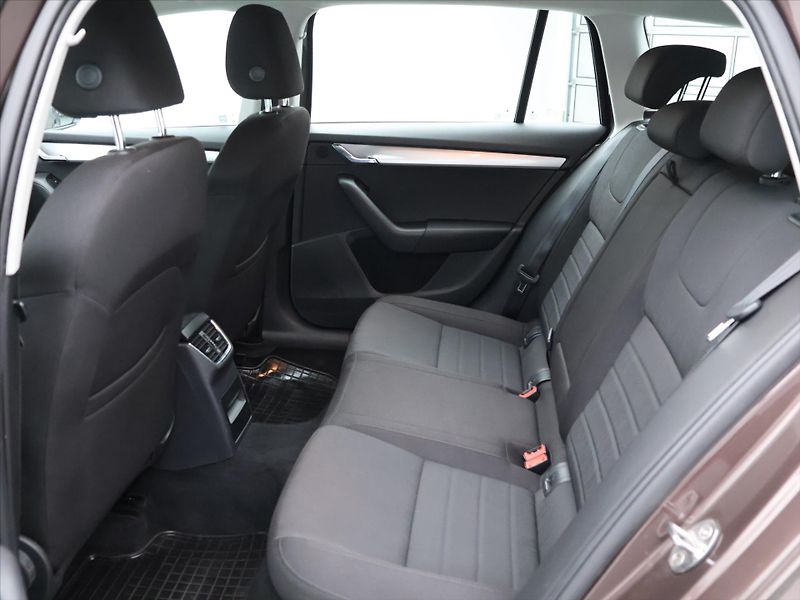 Škoda Octavia 2,0 TDI 110kW CZ Style Kessy - fotka 14 z 30