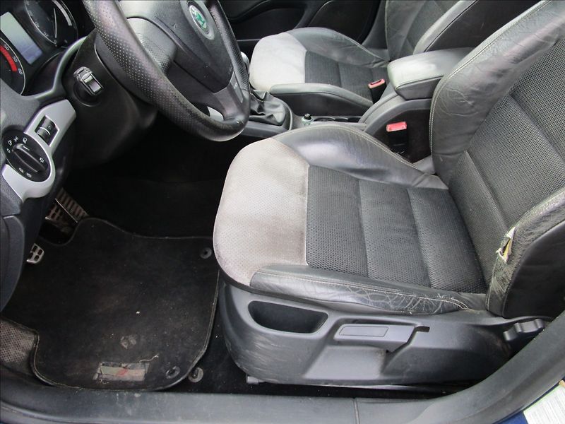 Škoda Octavia Combi 2.0TDi RS, aut. Klima - fotka 11 z 40
