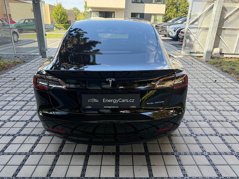 Tesla Model 3 Long Range AWD - fotka 35 z 38